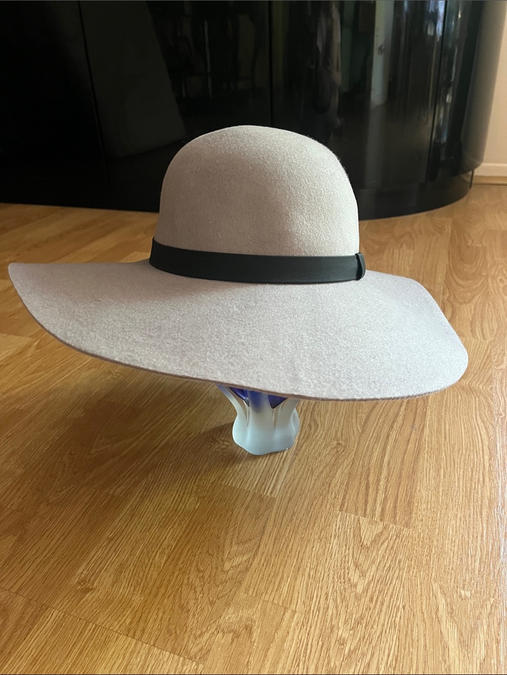 Wallaroo Wide Brim Wool Felt Hat in Light Gray with Black Band